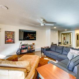 Red River में, होटल Steps to Main St! Red River Condo w/ Mtn-View Deck