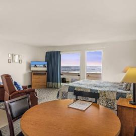 Oceanfront Condo - Beach Access - King Bed & Full Kitchen - Pool and Hot Tub، فندق في مدينة لينكولن