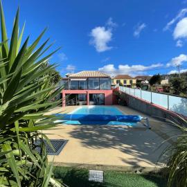 Sunset Paradise Villa with Heated Pool, hotel en Calheta