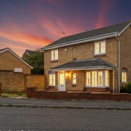 Modern & comfy 4 bedrooms Corby house free parking