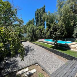 Agradable casa con Tina de agua Caliente y Piscina, hotel u gradu 'Quillón'