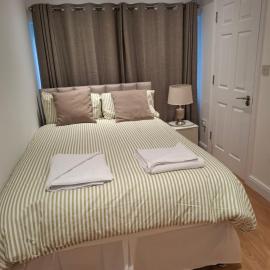 The Greenwood Guest Room, hotell sihtkohas Brimsdown Station