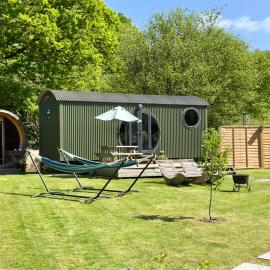 The Shepherd's Hut at Hidden Wood Glamping, hotel in Corsley