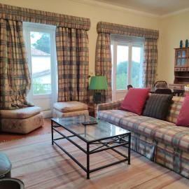 Classic 3BR Sintra Home near Beaches & Palaces, hotel i Colares
