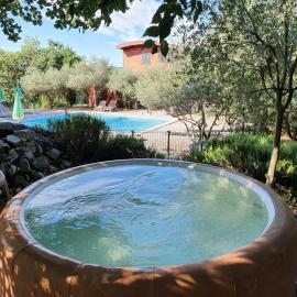 Roulottes et Cabanes de Saint Cerice، فندق في فوغ