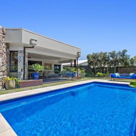 The Doggy Beach House - with Heated Pool in Pottsville