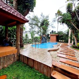 Rumah Kolam Pribadi, khách sạn ở Punten