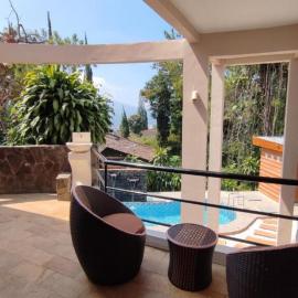 Rumah Kolam Pribadi, hotel din Punten