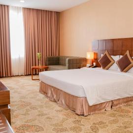 AURORA Hotel Plaza، فندق في بين هوا