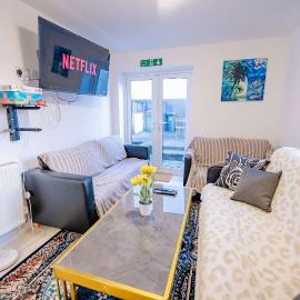 Spacious 4BR 4 Bathrooms Cardiff Home with Free Parking, hotel in Cardiff