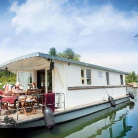 Floating Apartments at Rechlin Marina by Kuhnle-Tours, hotel di Rechlin