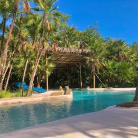 Kin Resort Lodge, hotell i Maya Beach