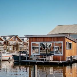 Houseboat Woude Uitgeest, hotel em Uitgeest
