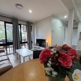 Cozy 2BR, 1 parking, 4 Sleep, Woden,Canberra , pet free, free parking, hotel in Lyons