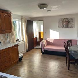 Ciaran's cottage, מלון בDonore