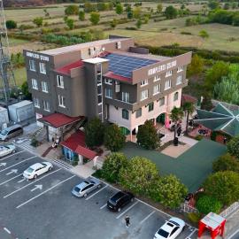 Hotel Celiku, ξενοδοχείο σε Muriqan