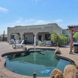 Alanamari Desert Estate, Pool, Spa, Casita-2 homes in one!, hotel a Phoenix