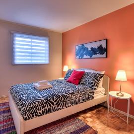 Free Parking! Montreal Comfort Value Convenience! Full Kitchen, Fast Wifi, Workspace, Smart TV!, hotel u Montreal
