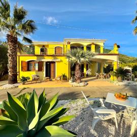 Happy Houses With Garden, hotel in Cardedu