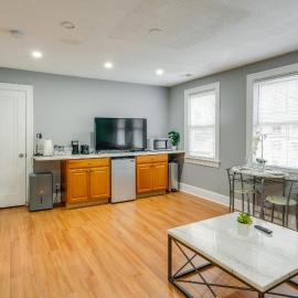 Easy Metro Access: WFH-Friendly Apt 7 Mi to DC!
