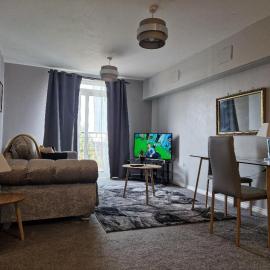 Home Sweet Home, Calverley Court Apartment Coventry England، فندق في Parkside