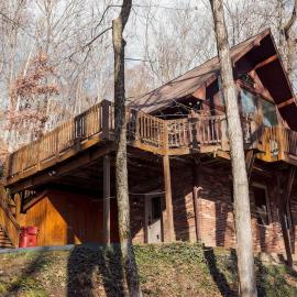 Forest Chalet Retreat Minutes from Downtown 4 bed, хотел в Джонсън Сити
