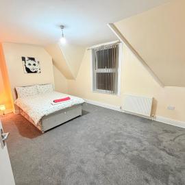 Spacious Private Room Walk to Station & Football Stadium Self Check-in, Quiet Area, hotel in Nottingham