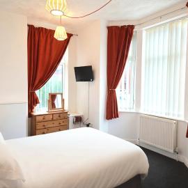 3 Person Ground Floor Apartment with Private Entrance and Free Parking