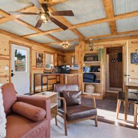 NEW! BEAR Necessities tiny home, outdoor theater!，Garrison的飯店