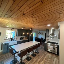3,000 Sq Ft Historic Colonial Minutes from Okemo with Direct VAST Trail Access, hotel i Mount Holly
