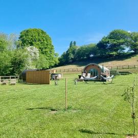 The Mainstay Pod at Hidden Wood Glamping, hotel in Corsley