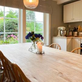 Hyggelig Gård Nær Bergen Med Spabad, hotel v destinácii Hjelmås