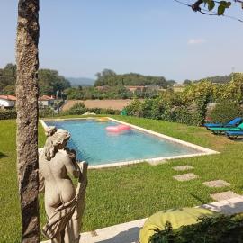 Casa com Piscina Privada de 10m e Jardim, até 8 pessoas, perto do Porto, hotel em Landim