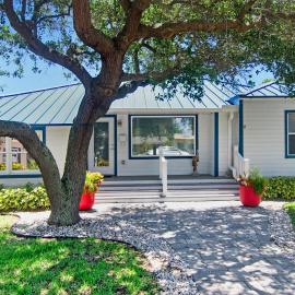 Blue Sky Beach Cottage - Cocoa Beach downtown, hotel i Cocoa Beach
