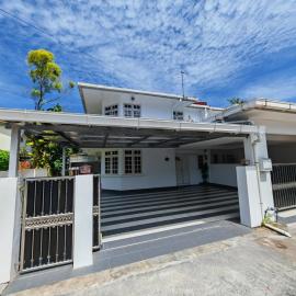 Saradise Staycation Semi Detached House, hotel di Kuching