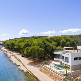 Luxury villa Zara, first row to the sea!, hotel a Kali