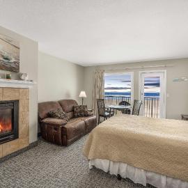 Ground Floor Fireplace Studio - Ocean View & Beach Access - Pool and Hot Tub