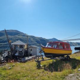House with sea view, boathouse, garage and boat, Hotel in Hammerfest
