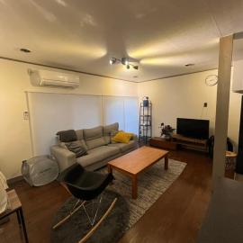 8's house