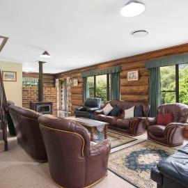 Canobolas Mountain Four-Bedroom Log Cabin, hotel a Canobolas