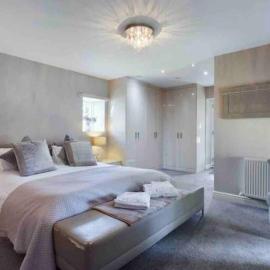 The Oaks A private room in our home With its own entrance with internal doors locked More suited to quieter guests wanting a peaceful stay, hotel in Consett
