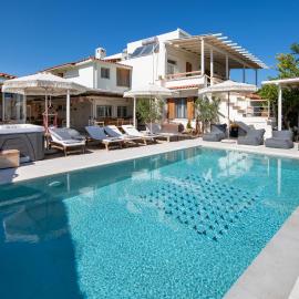 Villa Arancia Private Pool, 2 Jacuzzis & BBQ Area, hotelli kohteessa Pigi