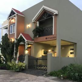 Entire Craftsman house with 2 Bedrooms kitchen and more, hotel v destinaci Rájpur
