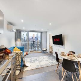 Waterfront Apt with Pool & Views Free Onsite Parking Gym Library