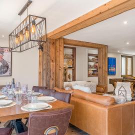 Central 4 bedroom apartment with spa access