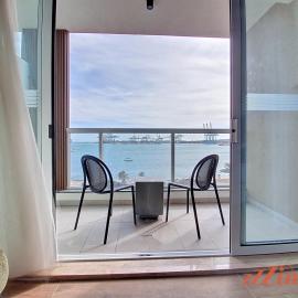 South 32 Hotel by Zzzing, hotell i Birżebbuġa