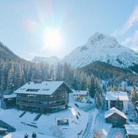 Lech am Arlberg में, होटल New Hotel Kristberg in Lech with SPA, outdoor pool and view
