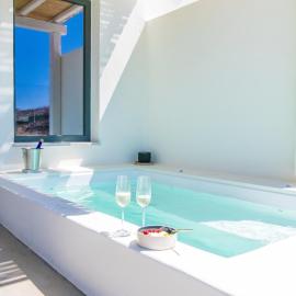 Rockaine Suites Sunset, hotel in Agios Fokas