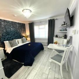 THE KNIGHTWOOD OAK a Luxury King Size Bed -En-Suite Space - LYMINGTON NEW FOREST with Private Entrance - Key Box entry-Free Parking & Private Outdoor Seating Area -Full Fibre WiFi -Town ,Shops , Pubs & Solent Way Walking Distance & Complimentary Breakfast, hotel di Lymington