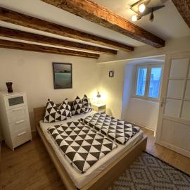 Stone house Anja, hotel in Vrbnik